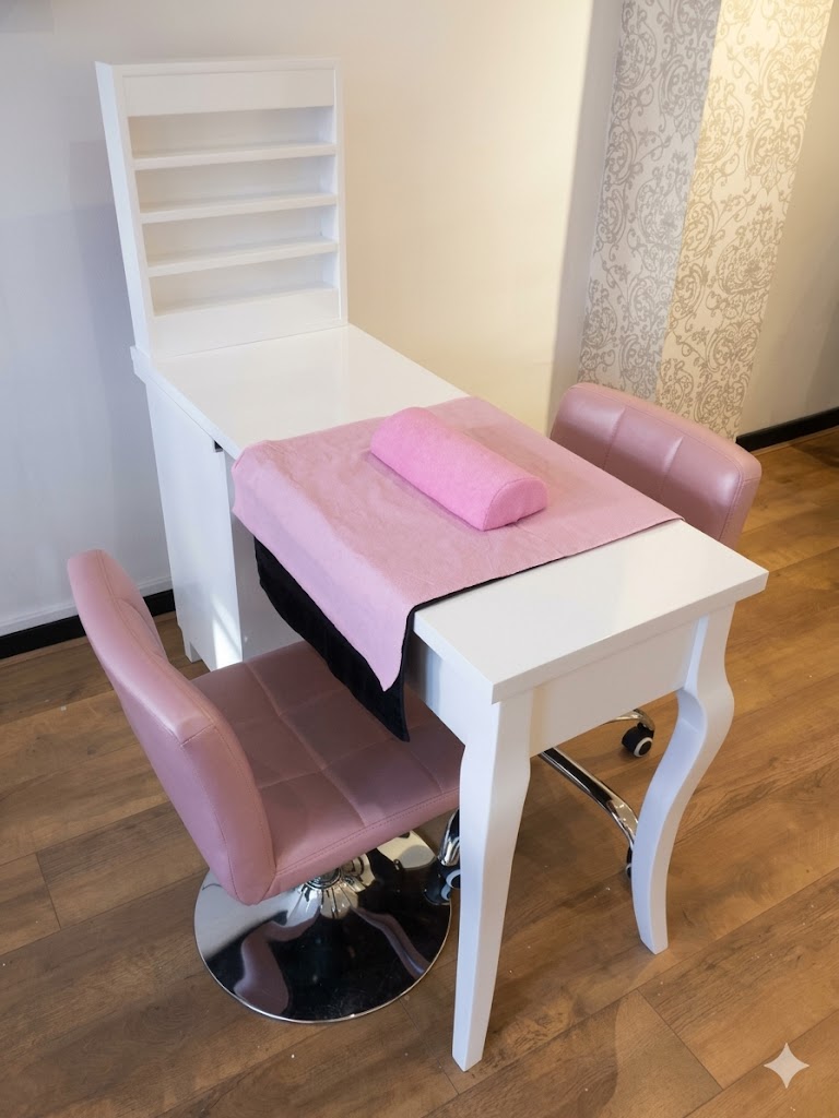 Mesa de manicure blanca con sillas para salón de belleza — muebles a medida para negocios en Quito